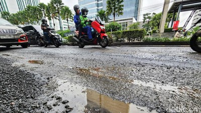 Hati-hati! Jalan Rasuna Said Rusak dan Becek