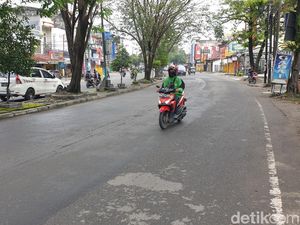 Hore! Jalan Rusak di Jamin Ginting yang Bikin Pemotor Oleng Sudah Diperbaiki