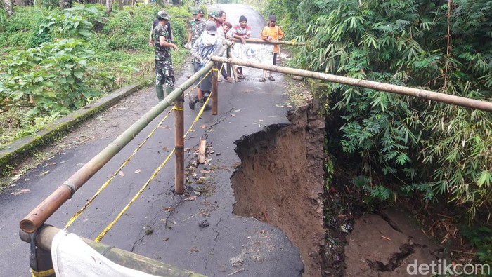 Jembatan di Desa Lanjaran, Kecamatan Tamansari, Kabupaten Boyolali ambrol tergerus hujan deras. Foto diunggah Kamis (2/3/2023).