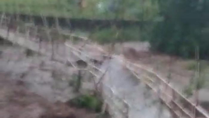 Jembatan di Probolinggo nyaris putus diterjang banjir