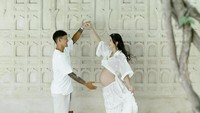 Selama kehamilan, Jennifer selalu membagikan kegiatan babybump dengan fashion yang bervariasi dan menarik. Sehingga, ia tetap terlihat menawan dan cantik. (Foto: Instagram @jenniferbachdim)