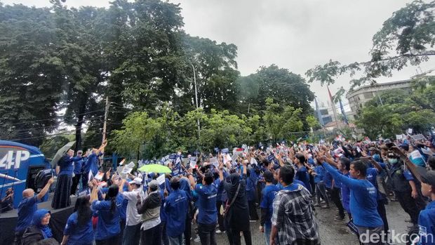 Kader angkat poster Anies-AHY di kantor DPP Demokrat, Kamis (2/3/2023). (Dwi Rahmawati/detikcom)