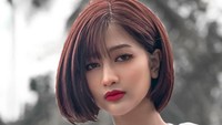 Kameaam lalu membalas komentar itu dengan menyebut netter tersebut buta lantaran dirinya jadi cosplayer bukan sekadar tampil tapi juga ada modal kostum. (Foto: dok Instagram)