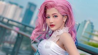Kostumku udah lebih dr 100 woi, ga beli pake daun. Jangan komentar begini ngasal ke semua cosplayer ya. Masih sangat banyak coser yg kostumnya banyak bagus2 dan niat2, tulis Kameaam di Instagram. (Foto: dok Instagram)
