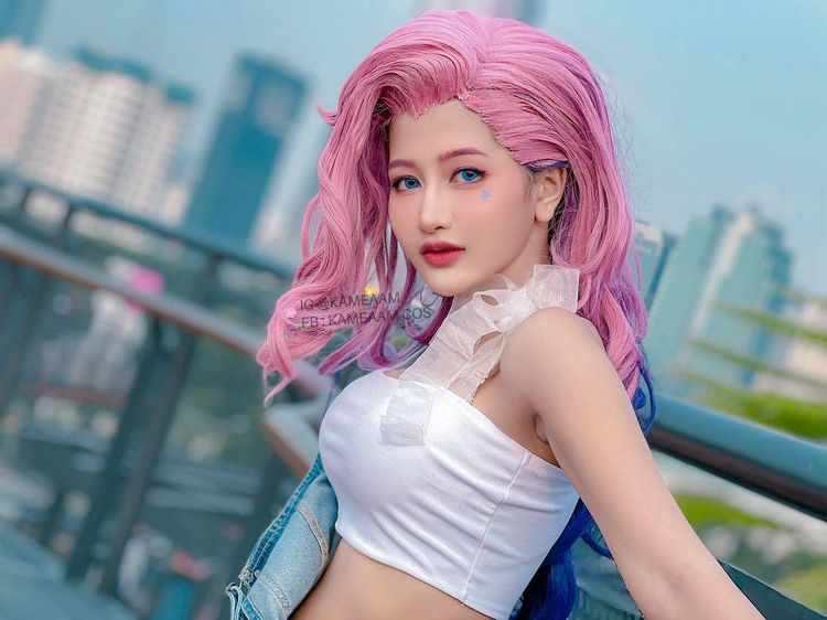 5 Potret Kameaam yang Kesal Dibilang Cosplayer Modal Wig dan Tampil Vulgar