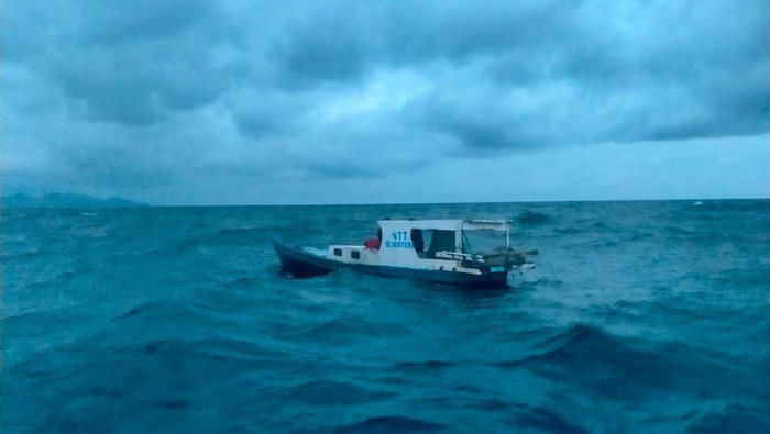 Kapal nelayan mati mesin di Perairan Kolisia Kabupaten Sikka, NTT, Kamis (2/3/2023) dini hari.