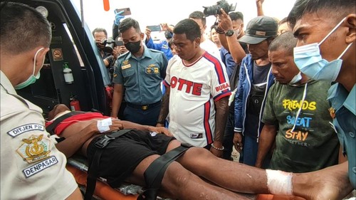 Evakuasi ABK KM Linggar Petak-89 melalui pos Kapal Negara (KN) SAR Arjuna-229 di kawasan Pelabuhan Benoa, Kelurahan Peduangan, Kecamatan Denpasar Selatan, Kota Denpasar.