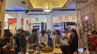 Grand opening Karaage Kei ini diawali dengan pemotongan tumpeng yang dilakukan oleh Raffi Ahmad, Nagita Slavina dan tim sebagai bentuk syukur. Foto: detikcom/Riska Fitria