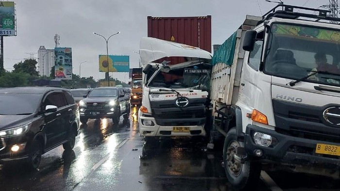 Kecelakaan 2 unit truk di Tol Karang Tengah, lalin mengarah Jakarta macet.