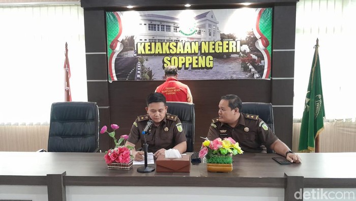 Kejari Soppeng menetapkan PPTK Dinas Bina Marga dan Bina Kontruksi Sulsel sebagai tersangka kasus korupsi.