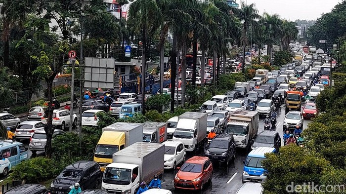 Ratusan kendaraan terjebak macet akibat hujan deras dan ramainya kendaraan di kawasan Jalan Boulevard depan MOI hingga Jalan Danau Sunter Selatan, Kelapa Gading, Jakarta Utara, Kamis (2/3/2023). Kemacetan yang terjadi sejak pagi itu mengular dari  jalan tol  dalam kota Kelapa Gading hingga jalan Danau Sunter Selatan. Mungki  kemacetan mencapai 2 km.