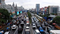 Macet membuat pengendara hanya bisa melaju secara perlahan.