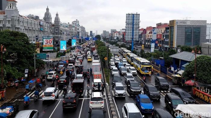 Ratusan kendaraan terjebak macet akibat hujan deras dan ramainya kendaraan di kawasan Jalan Boulevard depan MOI hingga Jalan Danau Sunter Selatan, Kelapa Gading, Jakarta Utara, Kamis (2/3/2023). Kemacetan yang terjadi sejak pagi itu mengular dari  jalan tol  dalam kota Kelapa Gading hingga jalan Danau Sunter Selatan. Mungki  kemacetan mencapai 2 km.