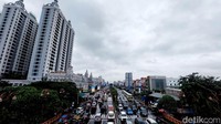 Kemacetan terjadi saat cuaca gerimis menggujur wilayah Jakarta dan sekitarnya.