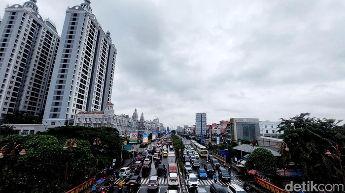 Ratusan kendaraan terjebak macet akibat hujan deras dan ramainya kendaraan di kawasan Jalan Boulevard depan MOI hingga Jalan Danau Sunter Selatan, Kelapa Gading, Jakarta Utara, Kamis (2/3/2023). Kemacetan yang terjadi sejak pagi itu mengular dari  jalan tol  dalam kota Kelapa Gading hingga jalan Danau Sunter Selatan. Mungki  kemacetan mencapai 2 km.