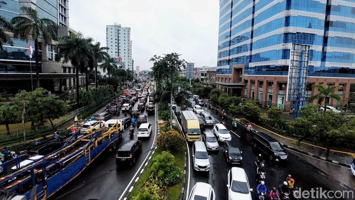Kelapa Gading Macet Parah Pagi Ini Ratusan kendaraan terjebak macet akibat hujan deras dan ramainya kendaraan di kawasan Jalan Boulevard depan MOI hingga Jalan Danau Sunter Selatan, Kelapa Gading, Jakarta Utara, Kamis (2/3/2023). Kemacetan yang terjadi sejak pagi itu mengular dari jalan tol dalam kota Kelapa Gading hingga jalan Danau Sunter Selatan. Mungki kemacetan mencapai 2 km.