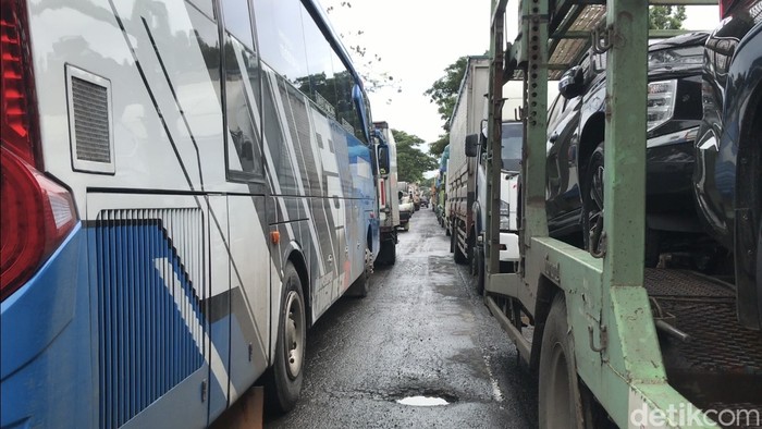 Kemacetan di jalur Pantura Rembang-Pati, Desa Tireman, Kecamatan Rembang, Kamis (2/3/2023) siang.