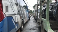 Kemacetan di jalur itu hari ini bertambah parah karena jalur yang dari arah barat juga ikut tersendat. Khususnya ruas jalur Pantura yang berada di Desa Tireman, Kecamatan Rembang, arah dari timur maupun barat sama macetnya. Foto: Mukhammad Fadlil/detikJateng