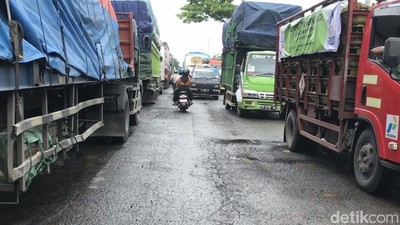 Penampakan Jalur Pantura Rembang-Pati yang Masih Macet Parah