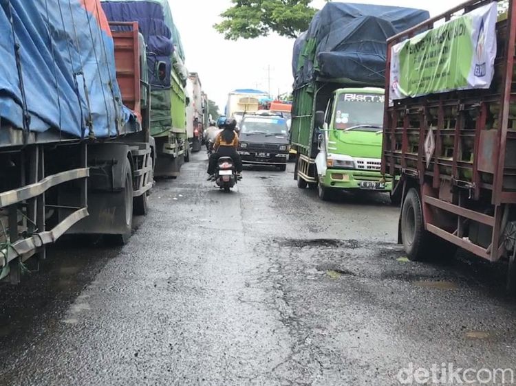 Penampakan Jalur Pantura Rembang-Pati yang Masih Macet Parah