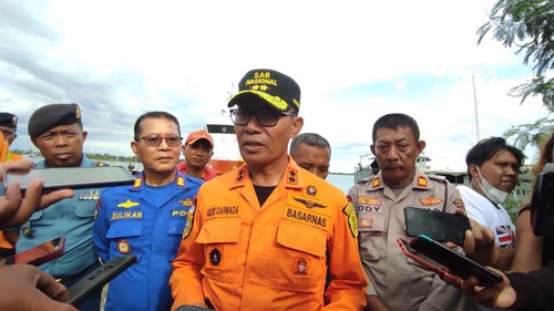 Kepala Basarnas Bali Gede Darmada memberikan keterangan terkait tenggelamnya KM Linggar Petak-89 di Pos KN SAR Arjuna-229, Kamis (2/3/2023). (I Wayan Sui Suadnyana/detikBali)