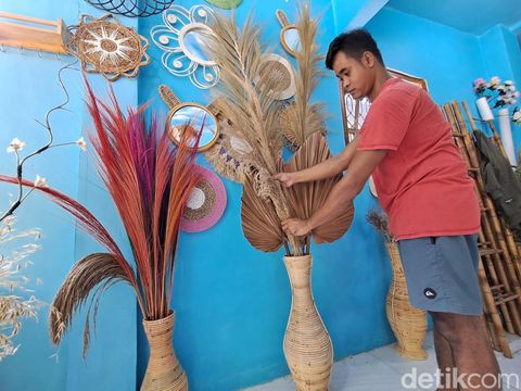 Kerajinan daun dan bunga kering untuk dekorasi rustic
