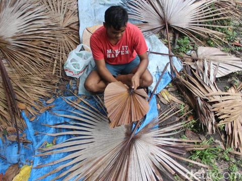 Kerajinan daun dan bunga kering untuk dekorasi rustic