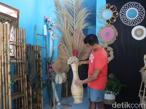 Kerajinan Daun-Bunga Kering untuk Dekorasi Rustic Laris, Omzetnya Rp 50 Juta