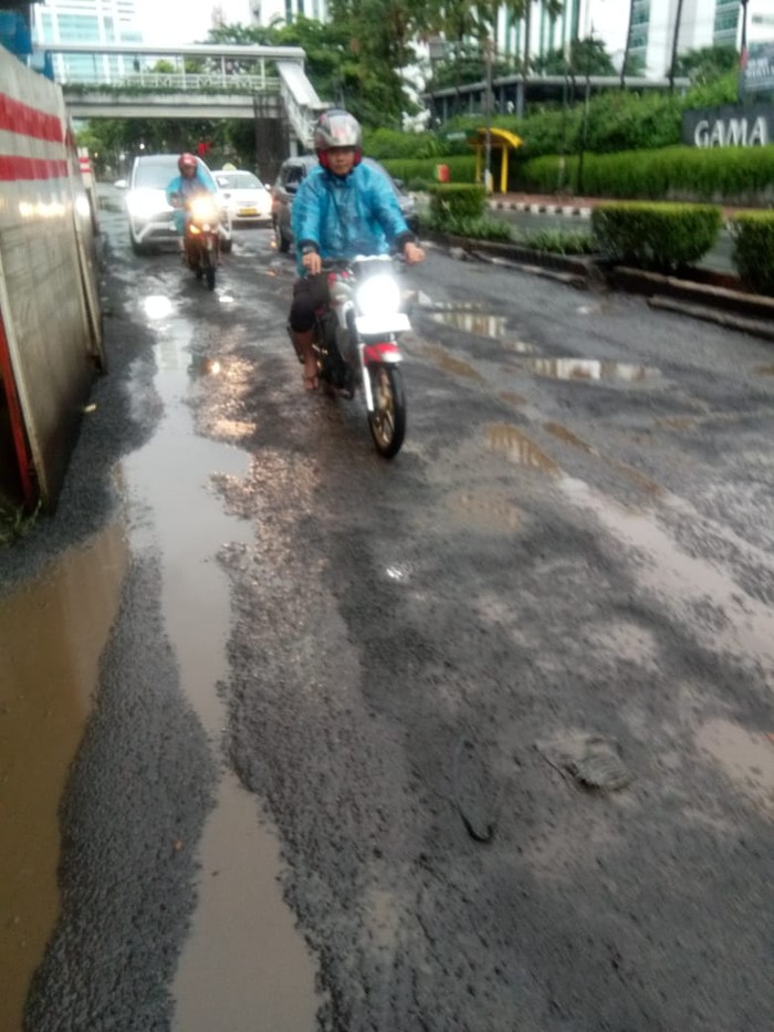 Kerusakan Jl HR Rasuna Said, 2 Maret 2023. (Akun Twitter TMC Polda Metro Jaya)