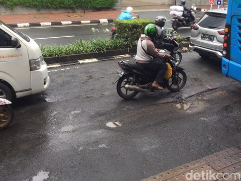 Kerusakan Jl HR Rasuna Said, depan Gama Tower dan Halte Depkes, Jaksel, 2 Maret 2023. (Fathia Nabila Qonita/detikcom)