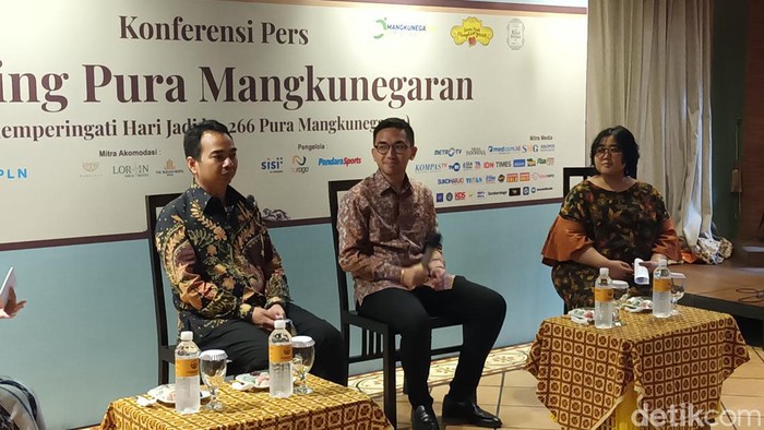 KGPAA MAngkunegoro X (tengah).