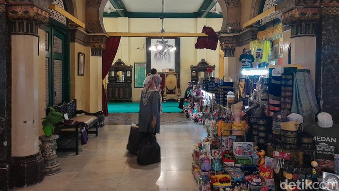 Kondisi Istana Maimun Medan yang mirip pasar