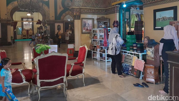 Kondisi Istana Maimun Medan yang mirip pasar
