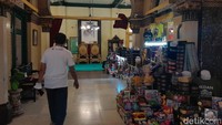 Pengunjung yang datang ke lokasi menilai Istana Maimun Medan kini lebih mirip pasar tradisional. (Nizar Aldi/detikSumut)
