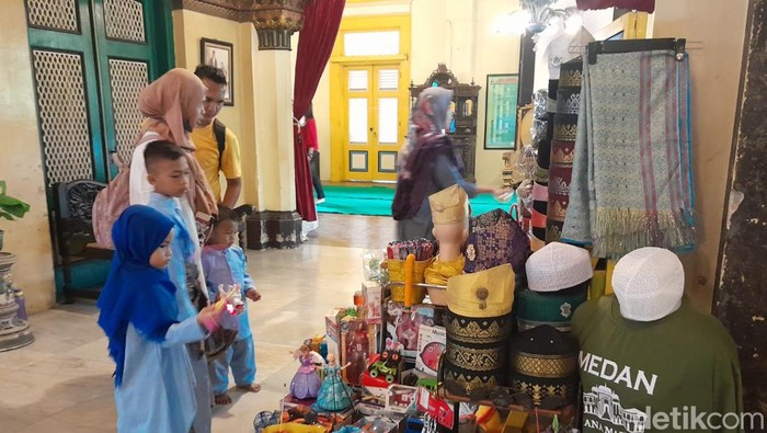 Kondisi Istana Maimun Medan yang mirip pasar