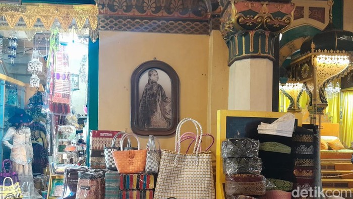 Kondisi Istana Maimun Medan yang mirip pasar