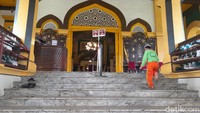 Kondisi pintu masuk utama Istana Maimun Medan. Di bagian depan terlihat banyak sepatu pengunjung yang tersusun di sisi kiri dan kanan tangga. (Nizar Aldi/detikSumut)