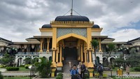 Pengunjung berada di areal luar Istana Maimun Medan. (Nizar Aldi/detikSumut)