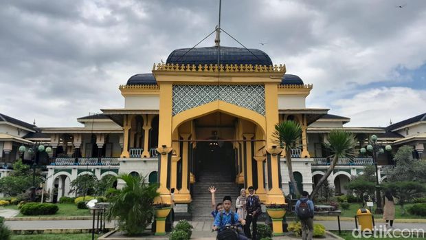 Kondisi Istana Maimun Medan yang mirip pasar