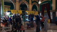Pedagang banyak berjualan di dalam Istana Maimun Medan. (Nizar Aldi/detikSumut)