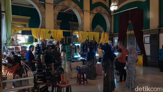 Kondisi Istana Maimun Medan yang mirip pasar. (Nizar Aldi/detikSumut)