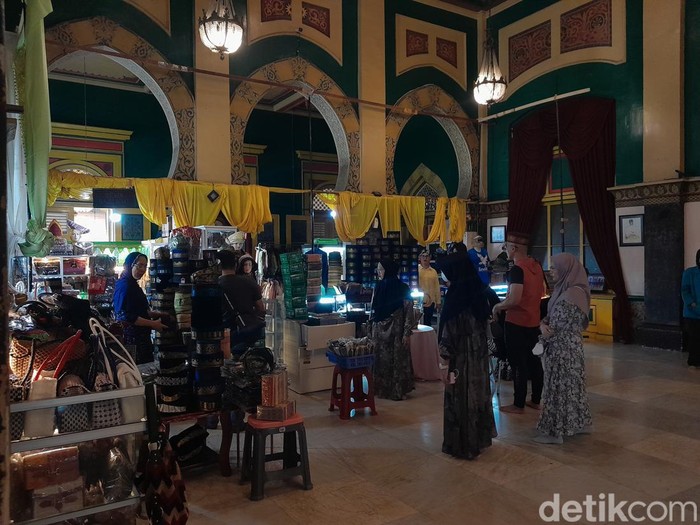 Kondisi Istana Maimun Medan yang mirip pasar. Kondisi Istana Maimun Medan yang mirip pasar. (Nizar Aldi/detikSumut)