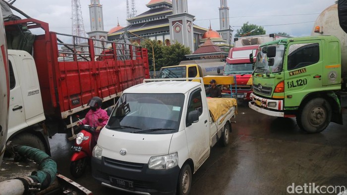 Kondisi kemacetan di jalur Pantura Juwana, tepatnya di depan Alun-alun Juwana, Kamis (2/3/2023) pagi.