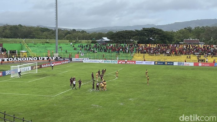 Kondisi lapangan Stadion BJ Habibie Parepare tergenang air pasca diguyur hujan disorot tim tamu, Dewa United.