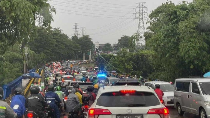 Kondisi macet di Jalan Boulevard Grand Depok City, Depok, Kamis (2/3/2023) pagi tadi.
