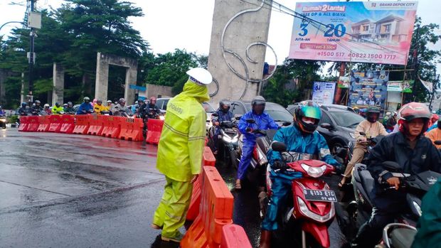 Kondisi macet di Jalan Boulevard Grand Depok City, Depok, Kamis (2/3/2023) pagi tadi.