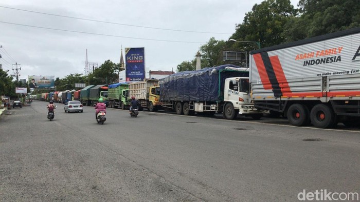 Kondisi macet jalur Pantura dekat Tugu Adipura Rembang, Kamis (2/3/2023) siang.