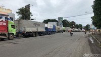 Kondisi macet jalur Pantura juga tampak di dekat Tugu Adipura Rembang, Kamis (2/3/2023) siang.