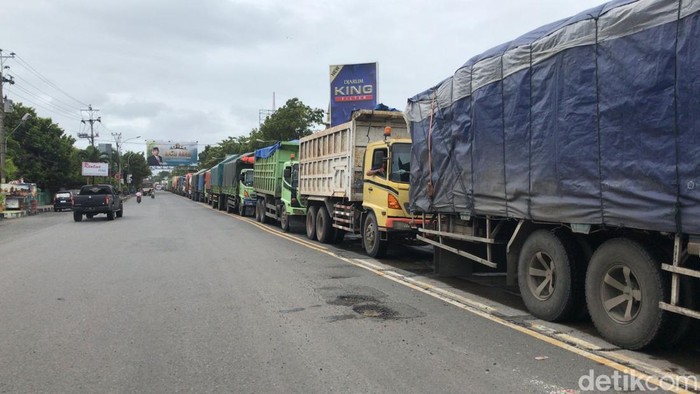 Kondisi macet jalur Pantura dekat Tugu Adipura Rembang, Kamis (2/3/2023) siang.