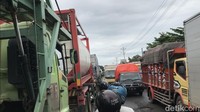 Kamis (2/3) siang, titik kemacetan dari perbatasan Rembang-Pati di Kecamatan Kaliori mengular 10 kilometer lebih, berujung di jalur Pantura wilayah Desa Pasarbanggi, Kecamatan Kota, Rembang. Foto: Mukhammad Fadlil/detikJateng